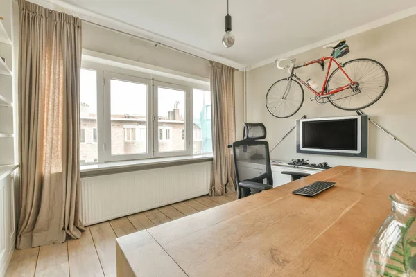 Stijlvol Interieur Van Woonkamer Met Lichte Meubels Zachte Comfortabele Bank — Stockfoto