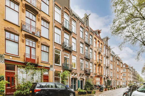 Panorama Uitzicht Bakstenen Huizen Vanaf Een Lege Straat Met Auto — Stockfoto