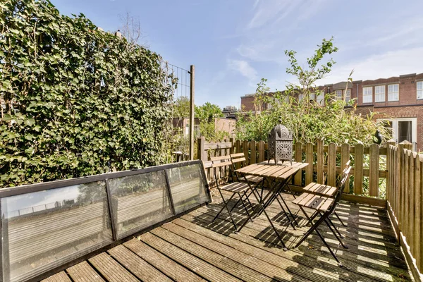 Neat Paved Patio Sitting Area Small Garden Wooden Fence — 스톡 사진