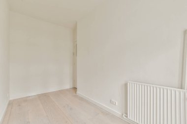 Lüks bir evde rahat ve ferah boş bir oda.