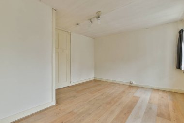 Lüks bir evde rahat ve ferah boş bir oda.