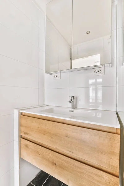 現代的なトイレの鏡の下のタイル張りの壁にかけられたタップと液体石鹸でシンク自宅で — ストック写真
