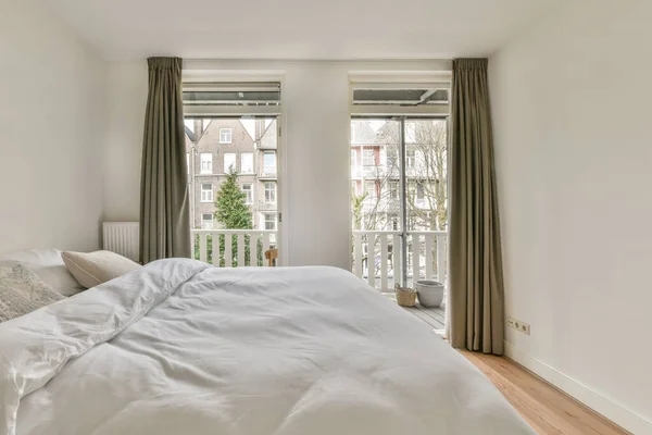 Home Interior Design Des Schlafzimmers Mit Bett Und Holzschrank Der — Stockfoto