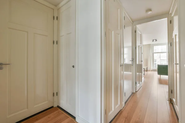 Enger Korridor Mit Weißen Wänden Und Türen Der Ein Geräumiges — Stockfoto