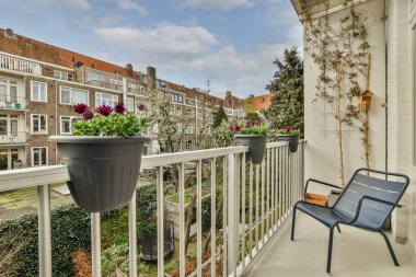 Eski tuğla binaların önü ve parmaklıklı küçük balkonlar.