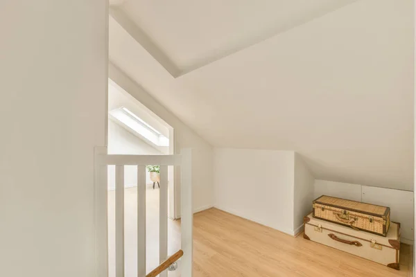 舒适的床 靠近绿墙 有窗户的现代简约风格的壁炉房 — 图库照片
