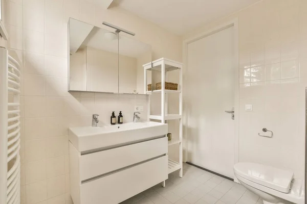 Cam Duşlu Küvet Lavabonun Yanında Aynada Beyaz Fayans Duvarlı Küçük — Stok fotoğraf