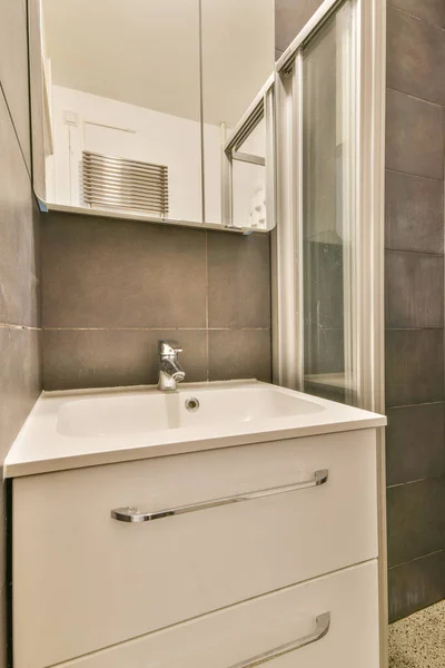 Waschbecken Mit Wasserhahn Und Flüssigseife Hängen Gefliester Wand Unter Spiegel — Stockfoto