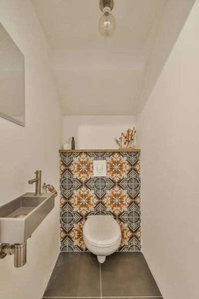 Nowoczesna Toaleta Spłukiwana Zlewozmywak Ceramiczny Zamontowane Białych Ścianach Płytek Pobliżu — Zdjęcie stockowe