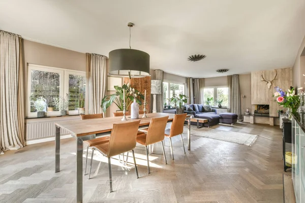 Banken Tafel Gelegen Buurt Van Tegen Eethoek Van Ruime Kamer — Stockfoto