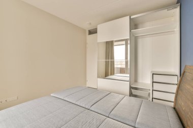 Güneş ışığıyla kaplanmış yatak odası rafları ve dekorasyonlarıyla aydınlık çağdaş yatak odası