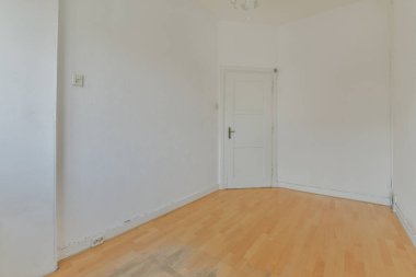 Lüks bir evde rahat ve ferah boş bir oda.