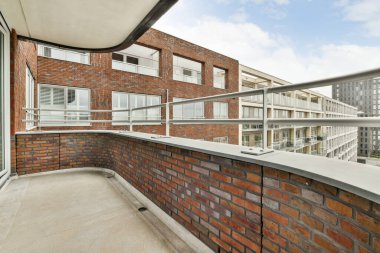 Eski tuğlalı binaların ve bisikletli arabaların ön manzarası küçük balkondan tırabzanlara kadar uzanıyor.