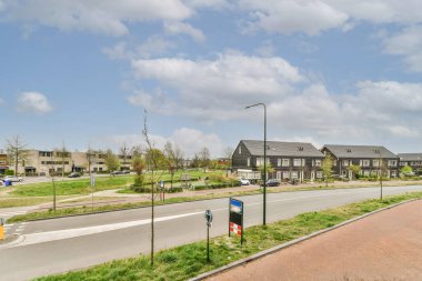 Eski tuğlalı binaların ve bisikletli arabaların ön manzarası küçük balkondan tırabzanlara kadar uzanıyor.