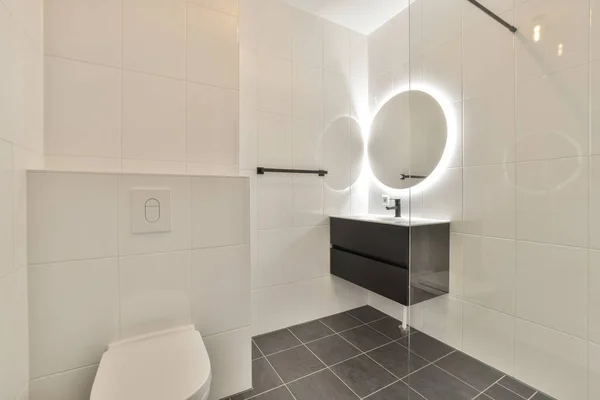 Mobile Base Lavabo Armadio Specchio Bagno Piastrellato Bianco Con Sospeso — Foto Stock