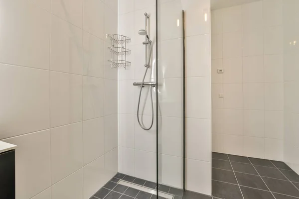 Armário Base Dissipador Armário Espelho Banheiro Azulejos Brancos Com Banheiro — Fotografia de Stock