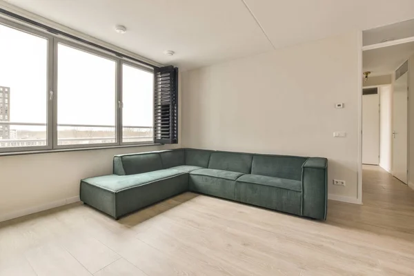 Simple Open Plan Kitchen White Cabinets Living Room Gray Sofa — Stock Photo, Image