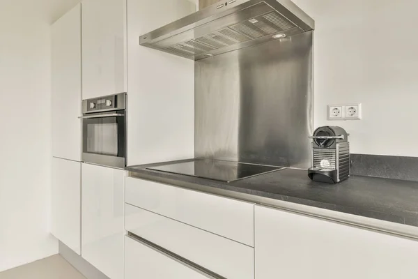 Counters Dengan Kompor Dan Oven Terletak Dapur Modern Dekat Ruang — Stok Foto