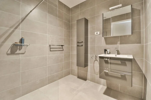 Banyoda Beyaz Fayanslı Duvarlar Lavabonun Yanında Açık Duş Var — Stok fotoğraf