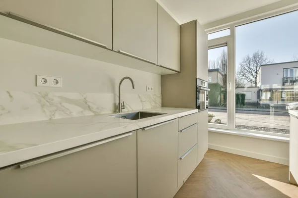 Interieur Van Lege Witte Keuken Met Ramen Houten Parketvloer — Stockfoto
