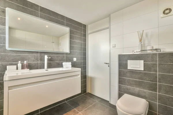 Modern Sifon Tuvaleti Seramik Lavabo Aynanın Yanındaki Beyaz Fayanslı Duvarlara — Stok fotoğraf