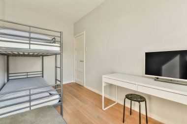 Konforlu yatak ve duvarın yanındaki sandalyeler. Çerçeve yatak odasındaki çerçeveli resimler.