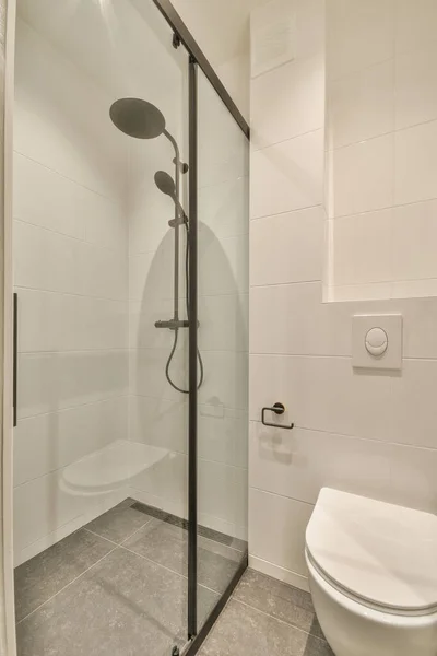 Modern Apartmanda Cam Duşlu Beyaz Tuvaletli Banyo Kabini Olan Şık — Stok fotoğraf