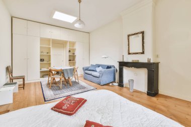 Geniş pencereli, ahşap kanepeli, dolaplı ve televizyonlu modern minimalist oturma odasının iç tasarımı beyaz duvara yerleştirilmiş.