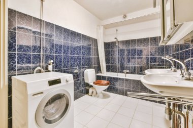 Mermer duvarlı bir banyonun lüks iç tasarımı.