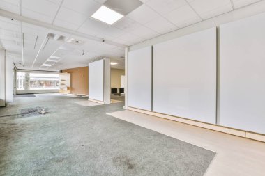 Evdeki boş ışık odasında, beyaz duvardaki plastik pencere ve radyatör.