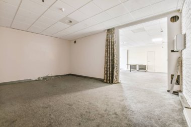 Lüks bir evde rahat ve ferah boş bir oda.