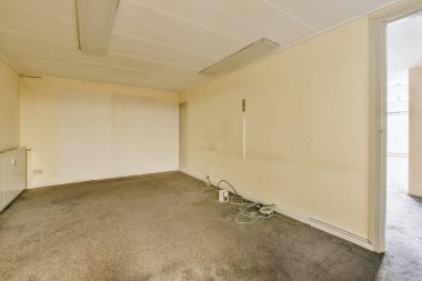 Lüks bir evde rahat ve ferah boş bir oda.