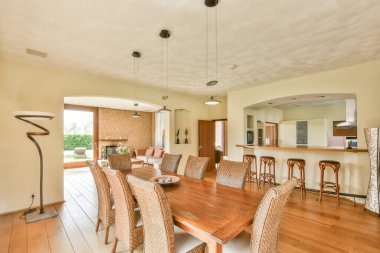 Modern odanın içi modern evin tavan penceresinden ve kapısından gelen güneş ışığıyla aydınlandı.