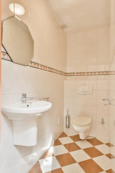 Κομψό Εσωτερικό Μπάνιο Σχεδιασμό Λευκή Τουαλέτα Και Μπανιέρα Ντους Από — Φωτογραφία Αρχείου
