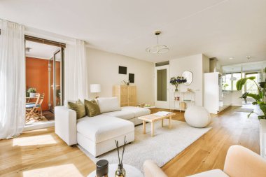Geniş pencereli, ahşap kanepeli, dolaplı ve televizyonlu modern minimalist oturma odasının iç tasarımı beyaz duvara yerleştirilmiş.