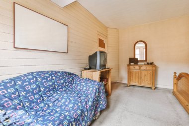 Yatak odasının iç tasarımı, yatak odası ve ahşap gardırop modern dairenin penceresinin kenarına yerleştirilmiş.