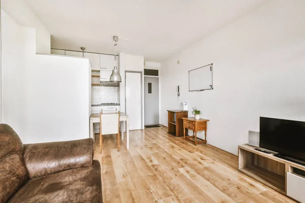 Modernes Minimalistisches Interieur Einer Hellen Studiowohnung Mit Holztisch Und Stühlen — Stockfoto