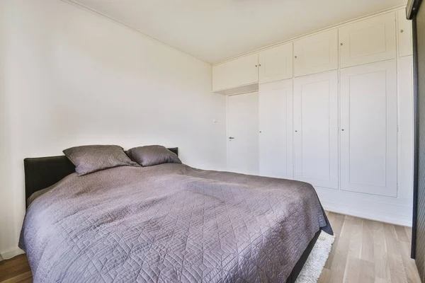 Yatak Odasının Tasarımı Yatak Odası Ahşap Gardırop Modern Dairenin Penceresinin — Stok fotoğraf