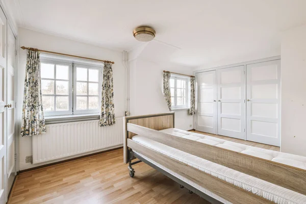 Home Interior Design Des Schlafzimmers Mit Bett Und Holzschrank Der — Stockfoto