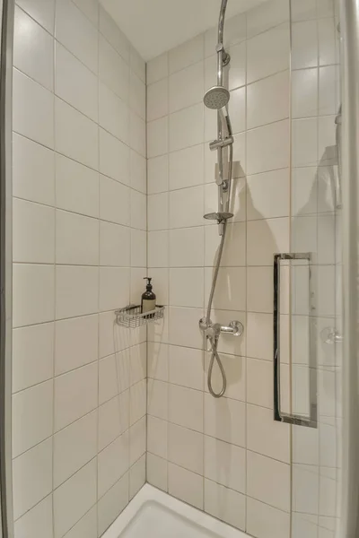 Tabique Vidrio Entre Grifo Ducha Inodoro Colgado Pared Baño Moderno — Foto de Stock
