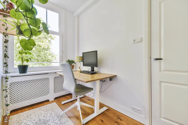 Comfortabele Stoel Geplaatst Buurt Van Bureau Met Computer Monitoren Whiteboard — Stockfoto