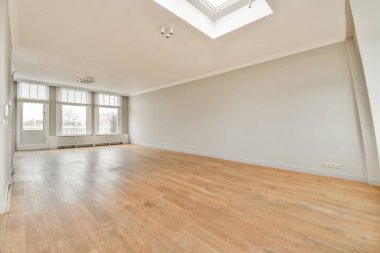 Evdeki boş ışık odasında, beyaz duvardaki plastik pencere ve radyatör.