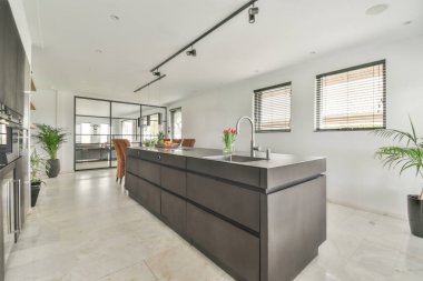 Modern minimalist tarzda pencereli mansard yatak odasındaki yeşil duvarın yanına konforlu yatak