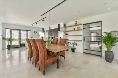 Modern minimalist tarzda pencereli mansard yatak odasındaki yeşil duvarın yanına konforlu yatak