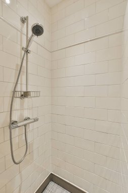 Küvetli modern banyonun içi ve ahşap raflarla döşenmiş ahşap tezgahta lavabo.