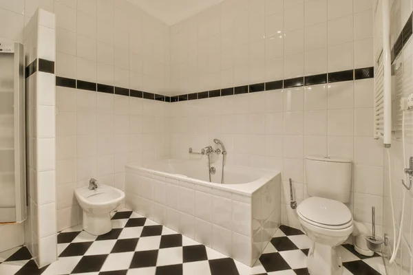Sinks Mirrors Clean Bathtub Toilet Located Shower Box Glass Door — Zdjęcie stockowe