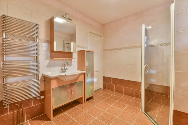 Armário Base Dissipador Armário Espelho Banheiro Azulejos Brancos Com Banheiro — Fotografia de Stock