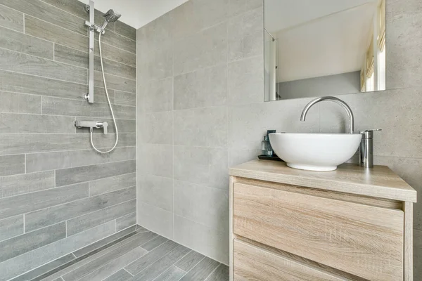 현대식검은 샤워실에 값비싼 화장실에 — 스톡 사진