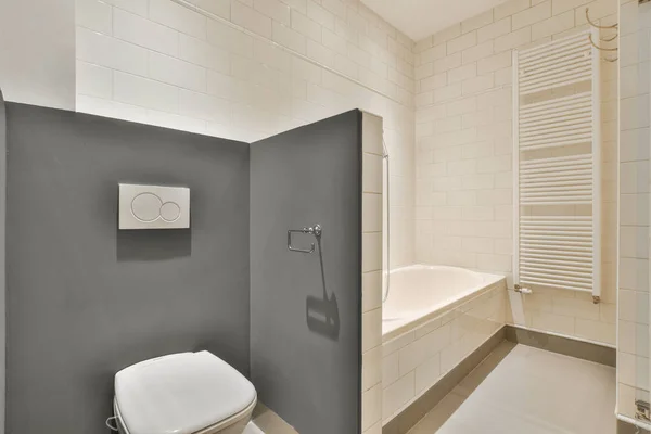 Interior Banheiro Moderno Com Banheira Pia Balcão Madeira Mobilado Com — Fotografia de Stock