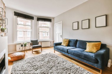 Geniş pencereli, ahşap kanepeli, dolaplı ve televizyonlu modern minimalist oturma odasının iç tasarımı beyaz duvara yerleştirilmiş.